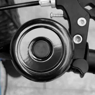子供用自転車の鈴が鳴っています。|undefined