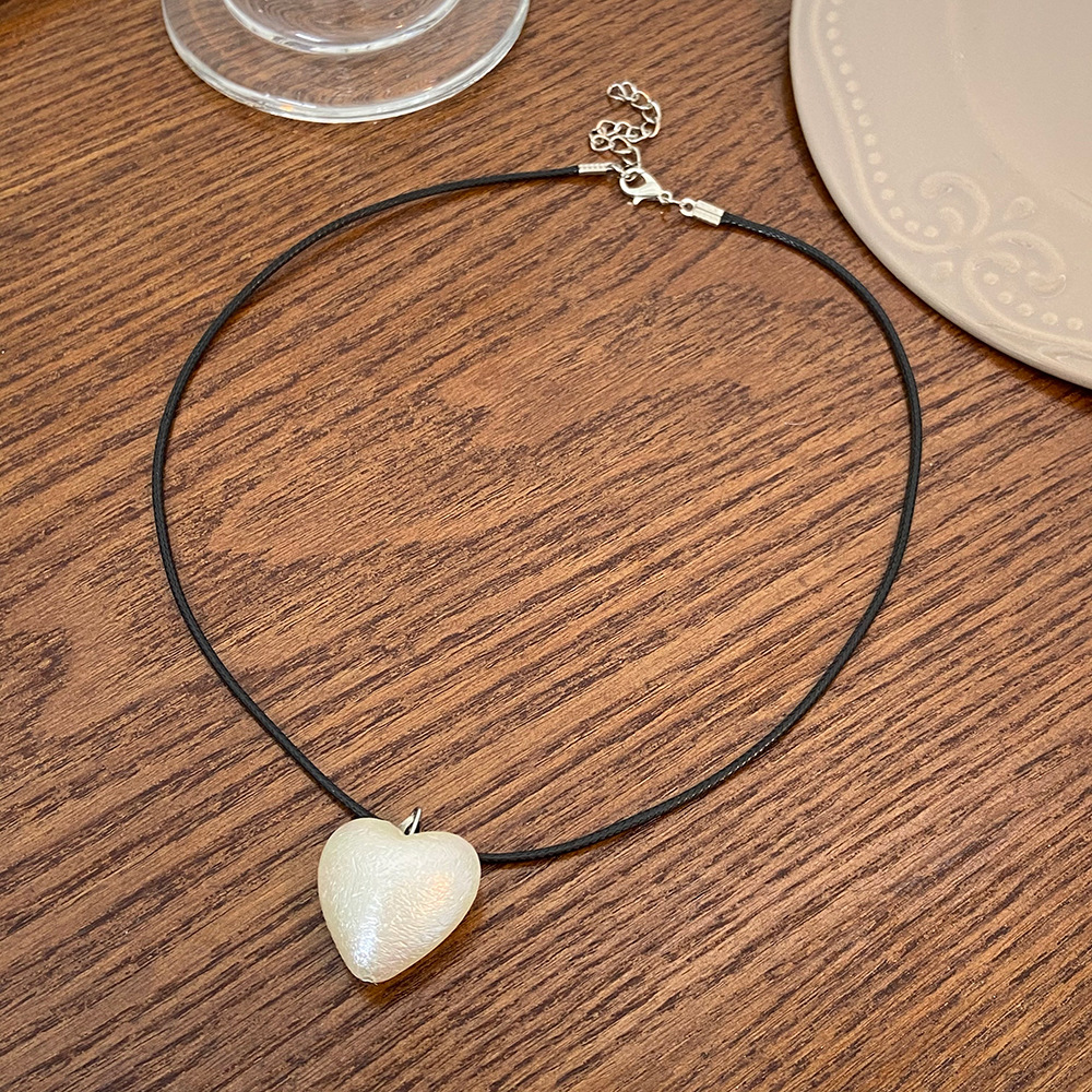 Simple Style Heart Shape Resin Three-dimensional Women's Pendant Necklace display picture 4