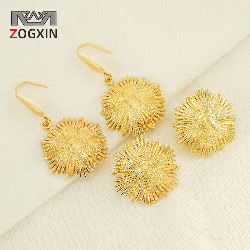 Pendientes de abeja de flores de diseño de moda de acero inoxidable europeo y americano transfronterizo Pendientes de todo fósforo de temperamento retro de acero de titanio