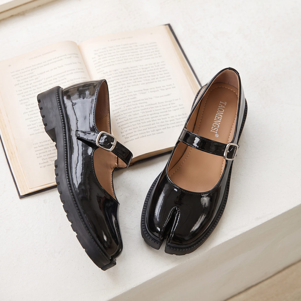 Giày Mary Jane mũi tròn tách ngón, quai ngang, đế dày tôn chiều cao, gót 3–6 cm — đen