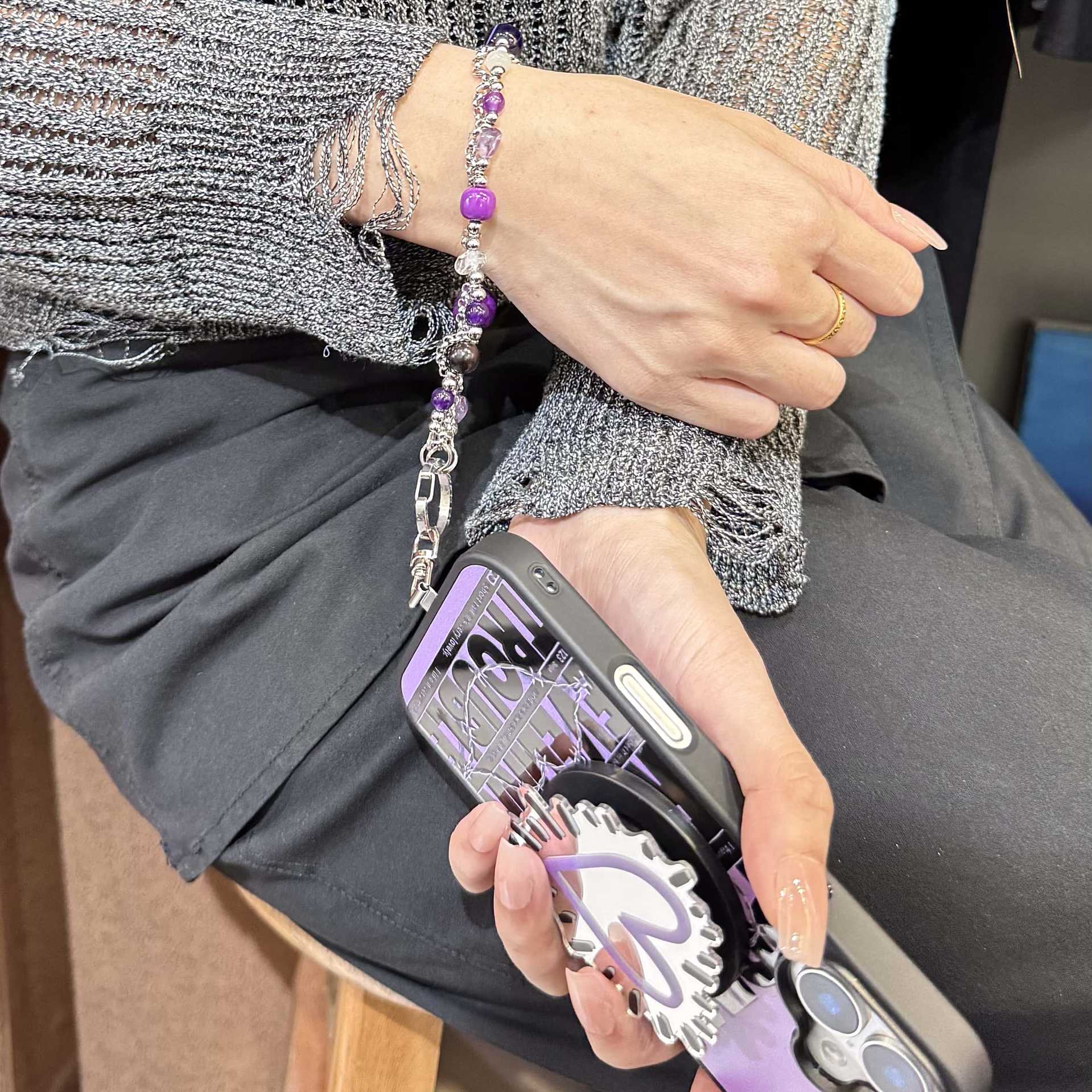 Nueva marca de marea de alta calidad púrpura encantador cadena de acero con cuentas de caso de teléfono móvil colgante bolso colgante colgante de muñeca inswind