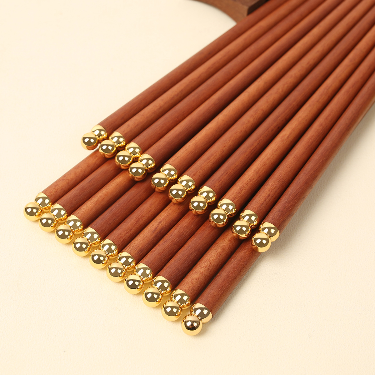 Palillos de madera con forma de alita de pollo para uso doméstico, palillos de madera maciza con parte superior redonda antideslizante, palillos de madera con parte superior de metal para uso comercial, palillos de regalo de madera sin pintura y sin cera.