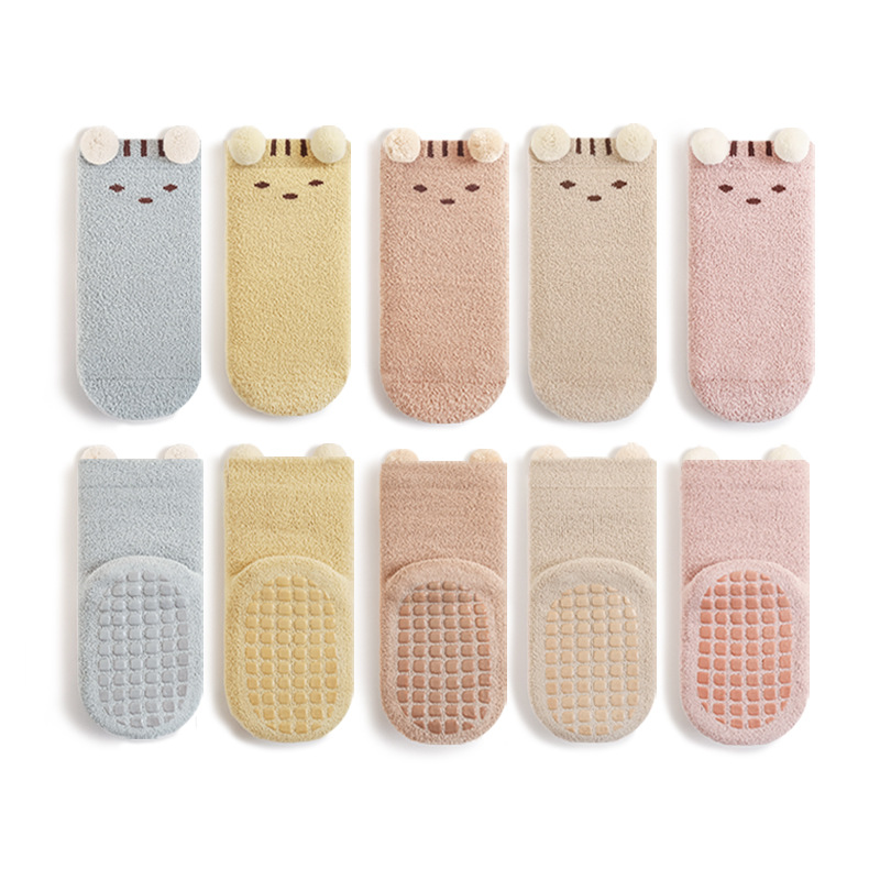 Calcetines de piso para bebés otoño y invierno nuevos productos gruesos de terciopelo caliente antideslizante interior sin hueso calcetines para niños y niñas