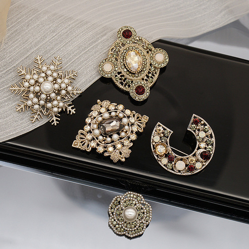 British retro Baroque palace brooch, medieval men's and women's suits, micro-embellished diamond pearl flower brooch, coat accessories