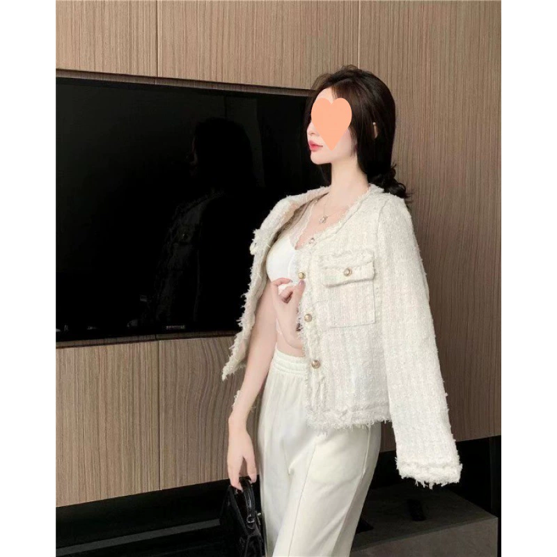 Демисезонная короткая куртка, стиль Франция/Chanel, укорочённый прямоугольный крой, необработанный край, декоративные пуговицы