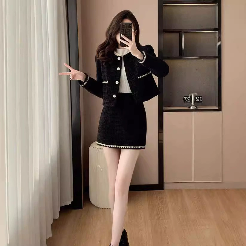 Этой осенью популярная версия черного небольшого ароматного стиля повседневного набора 2024 нового дикого стройного стиля