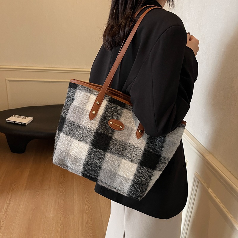 Personalidad de la tendencia de gran capacidad extranjera de transporte 2024 nueva moda de lana cuadrada de hombro bolso de mano bolso de mujer