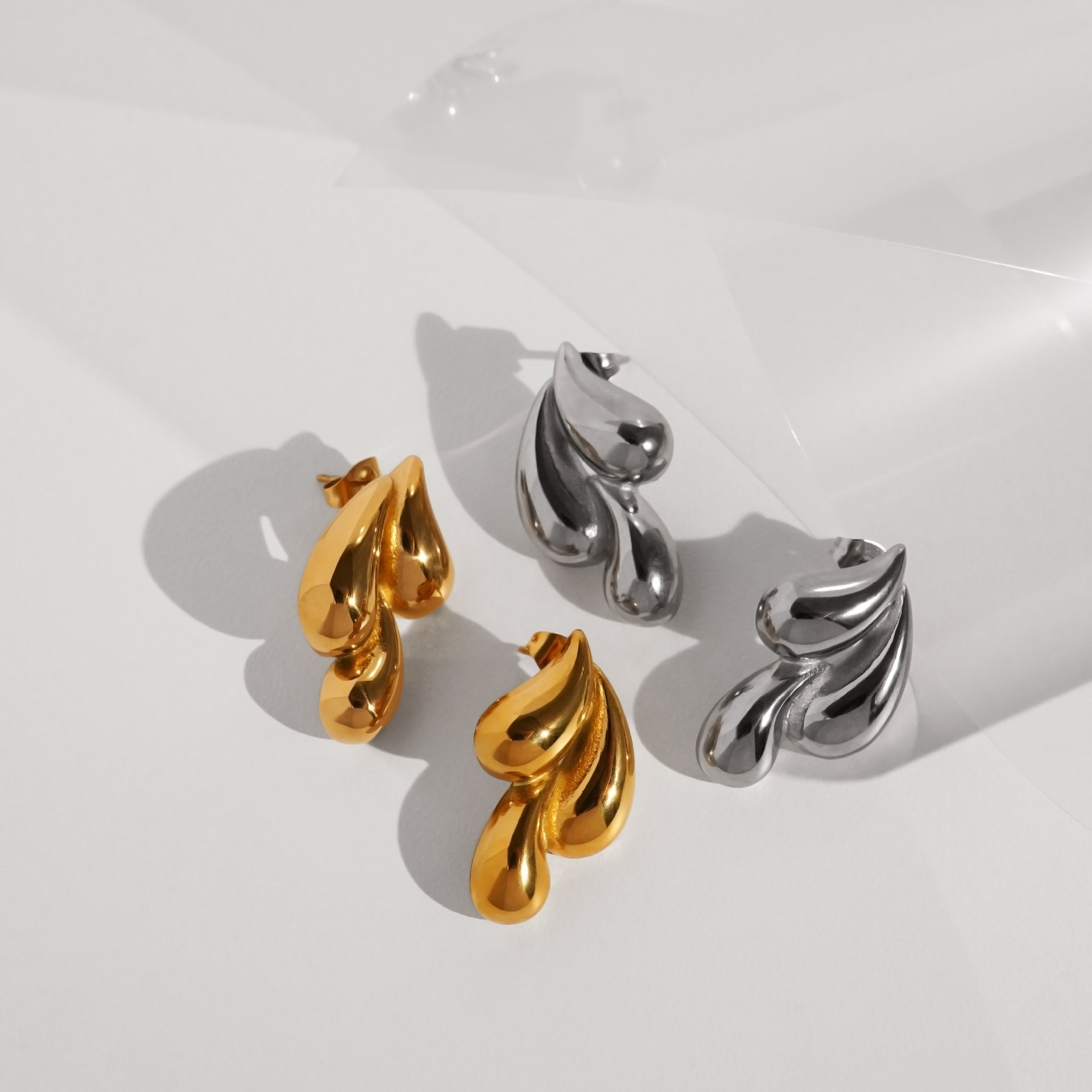 Spot Factory Venta al por mayor Europa y América 18k oro real galvanizado acero de titanio, lágrimas de acabado, aretes minimalistas de oro y plata de uva de moda