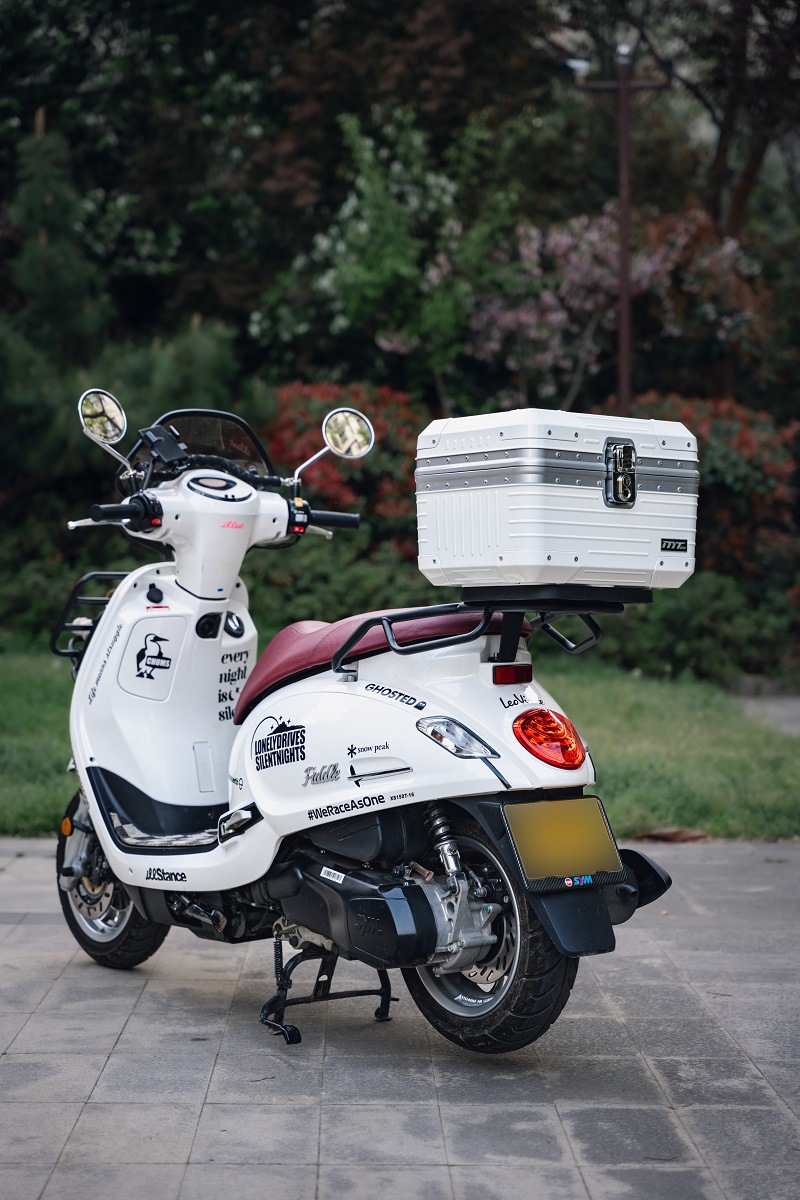 Suitable for Honda motorcycle tail box, retro trunk, scooter cargo box, helmet box, modification accessories, color box
