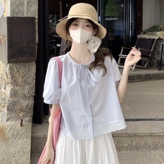 韓国系の甘いレースのつなぎ合わせのシャツの女性の夏の新型の百合はやせているカジュアルなシャツのデザイン感の上着を現します。