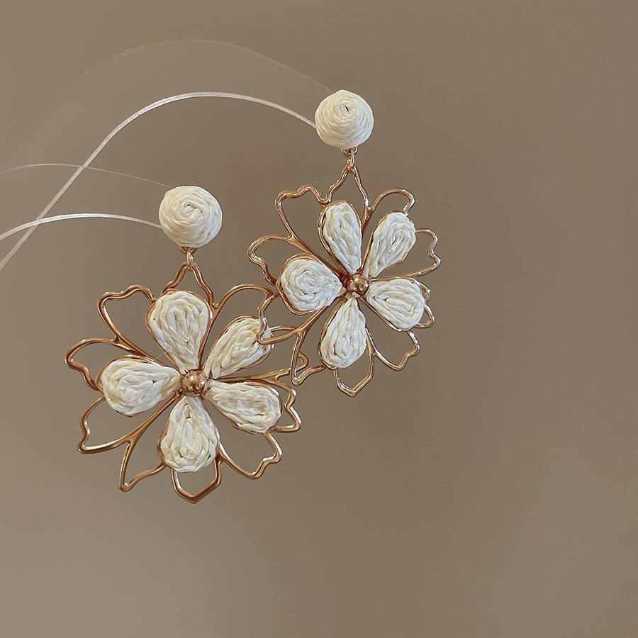 Pendientes de borla de flores de tela de aguja de plata Pendientes de estilo de vacaciones junto al mar