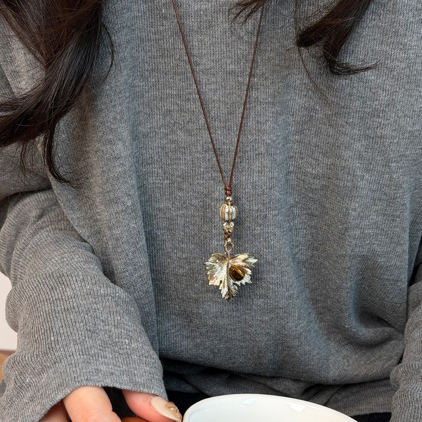 Vintage Artistic Tiger Eye Stone Maple Leaf Necklace, Fashionable and Exquisite, Suitable for Daily Commuting, High-End Creative Niche Versatile Necklace