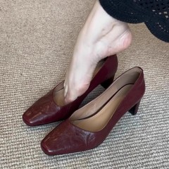 シープスキンバージョン〜2025新しいスタイルの本革プリーツレトロプロフェッショナルハイヒールの女性のスクエアトゥ太いヒール浅い口の通勤靴
