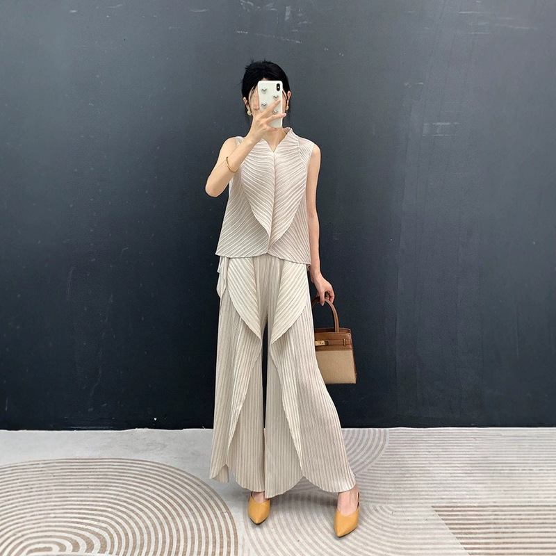 Miyake pleated suit, irregular sleeveless solid color top, fashionable wide-leg pants, elastic drape, manufacturer's stock wholesale Miyake pleated suit, irregular sleeveless solid color top, fashionable wide-leg pants, elastic drape, manufacturer's stock wholesale