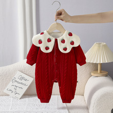 2025冬季草莓刺绣领连体衣红色针织周岁满月爬服喜庆百天宝宝哈衣