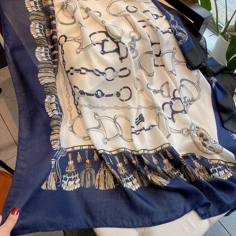 Cadena de lujo ligera impresión decorativa de algodón y lino sensación de mano bufanda cuadrada grande bufanda de protección solar de comercio exterior transfronterizo 135*135cm