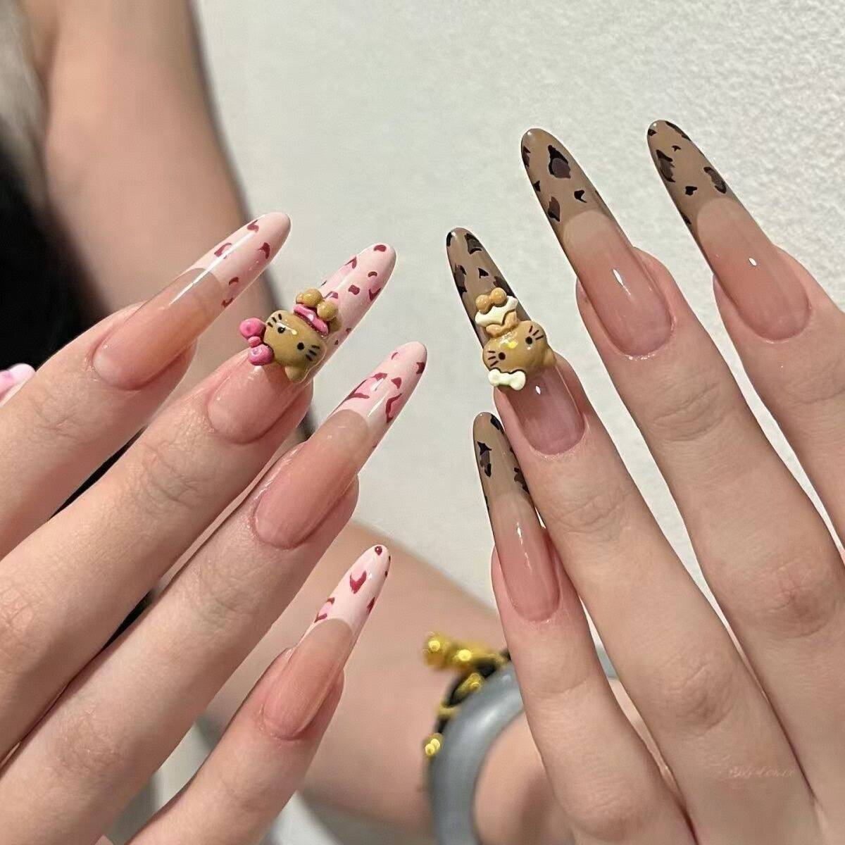 Uñas postizas francesas con diseño floral dorado, estilo ojo de gato, cortas y desmontables, producto de alta gama para arte de uñas 2026.