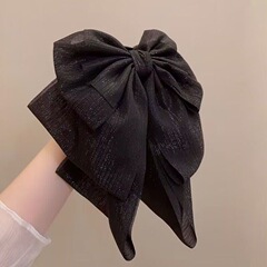 黒い網の糸の蝶結びは馬尾を挟んで女性の後頭部を挟みます。