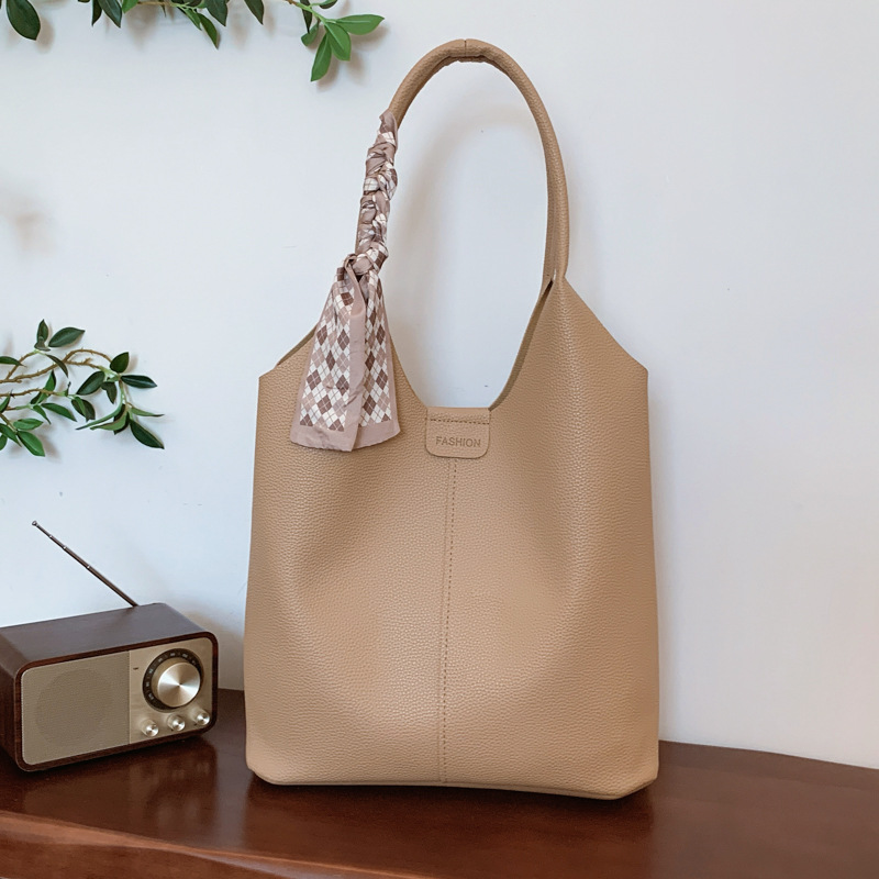 Bolsas de gran capacidad retro de aire extranjero para mujeres 2024 nueva moda bolsas de brazo de hombro universal bolsas de cubo de transporte
