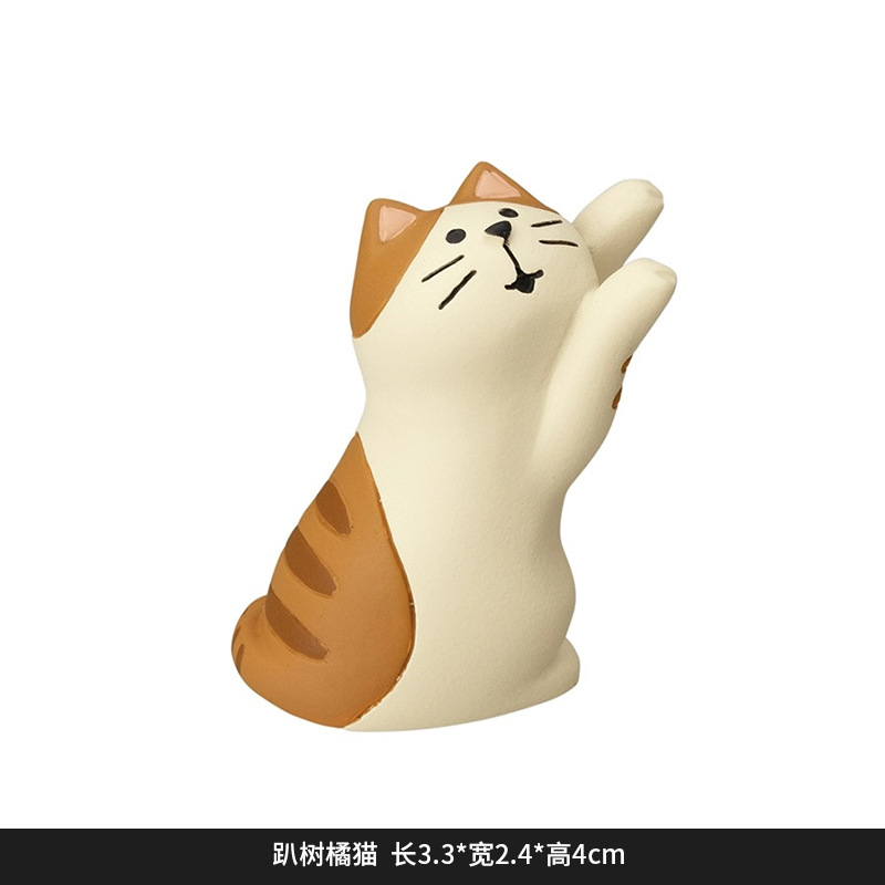 FZ2243-3 나무에 누워있는 주황색 고양이