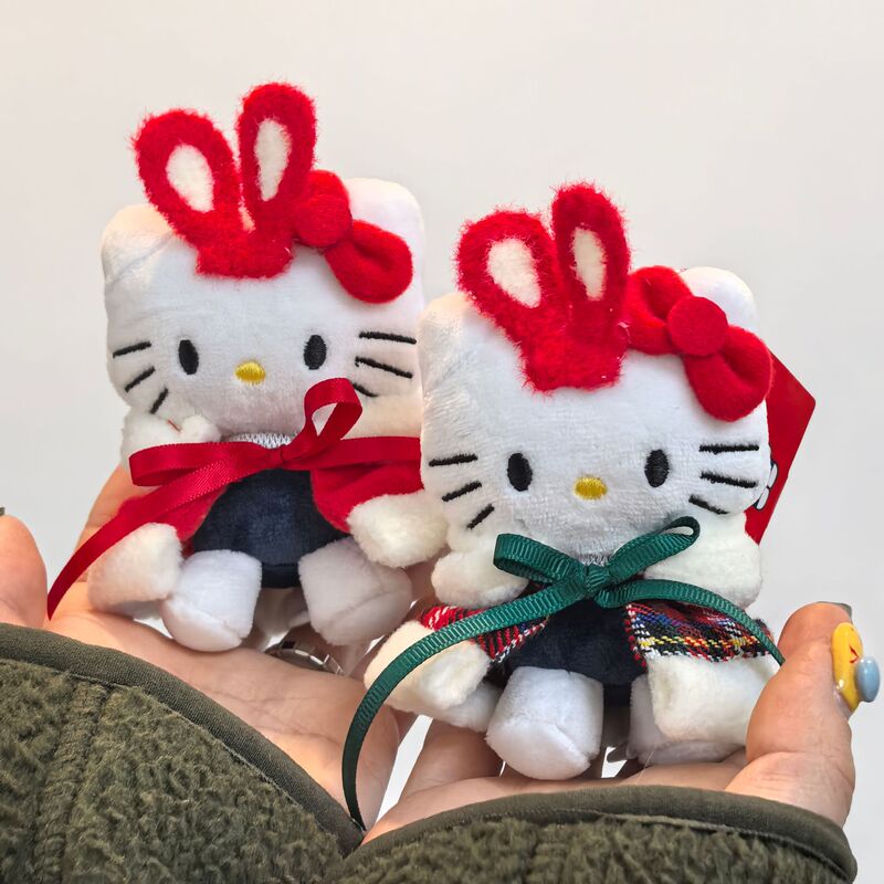 ハローキティのクリスマスプレゼントは彼女の親友に可愛いぬいぐるみのバッグのアクセサリーをプレゼントします。|undefined