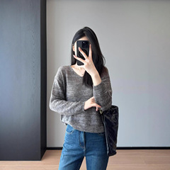 慵懒洋气！亮丝马龙色美丽诺羊毛显白藏肉显瘦V领毛衣女2025秋新