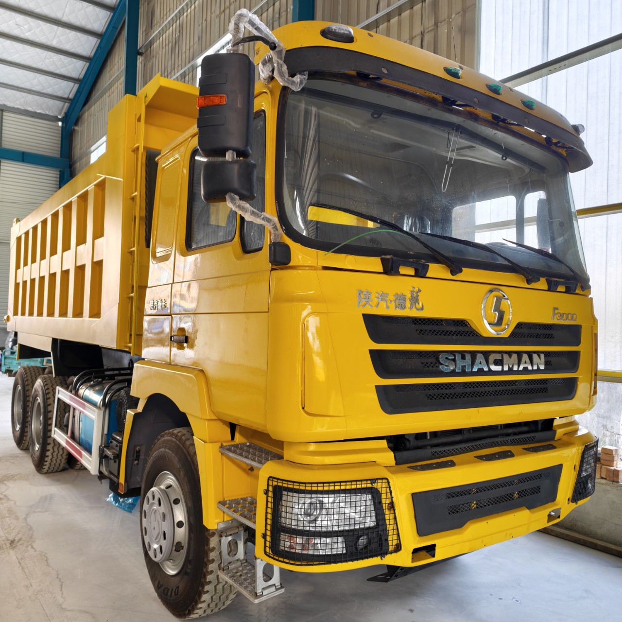 Shaanqi Delong 6X4 Rear Eight-Wheel Dump Truck for Transporting Gravel and Sand on Construction Sites
