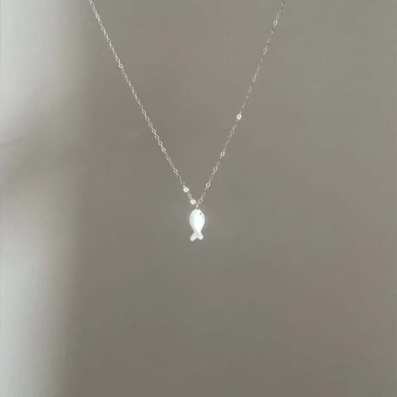 Titanium Steel Non-Fading Simple Healing Small Fish Necklace for Women, Light Luxury Niche Temperament High-End Pendant Versatile Collarbone Chain