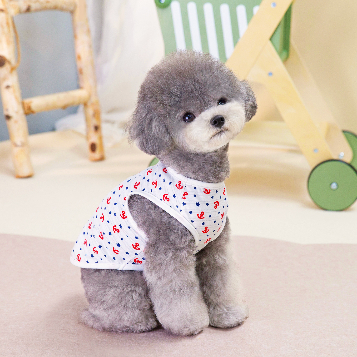 Camiseta regata estilo marinheiro para cães pequenos, como Teddy e Bichon Frisé, ideal para brincar. Roupa fresca e respirável para pets._voghion.com