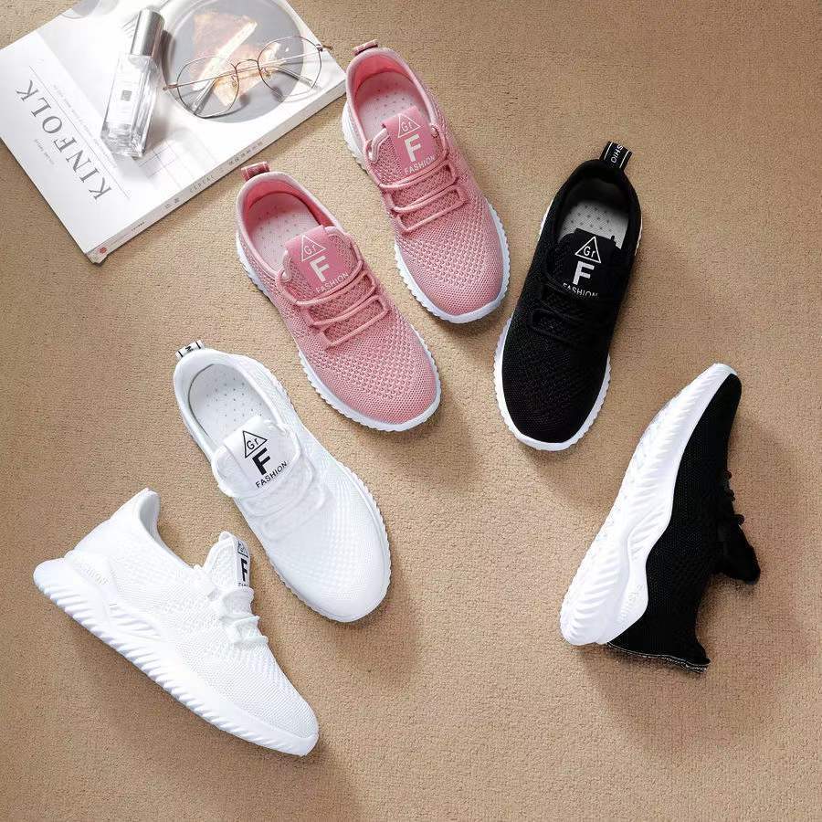 Un nuevo tipo de zapatos casuales de tejido de mujer, zapatos deportivos suaves cómodos, zapatos escolares ligeros de moda, zapatos blancos.