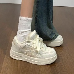 Zhao Lusiと同じスタイルのカジュアルでトレンディなニッチな男性と女性のカップルの春と秋の多用途で見栄えの良いパンの白い靴