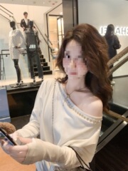 鱼兔子的兔子 斜领露肩亮钻长袖上衣女2025春秋新款设计感针织衫