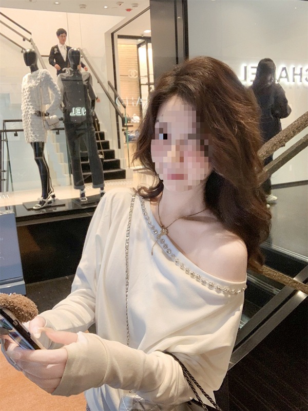 鱼兔子的兔子 斜领露肩亮钻长袖上衣女2025春秋新款设计感针织衫|undefined
