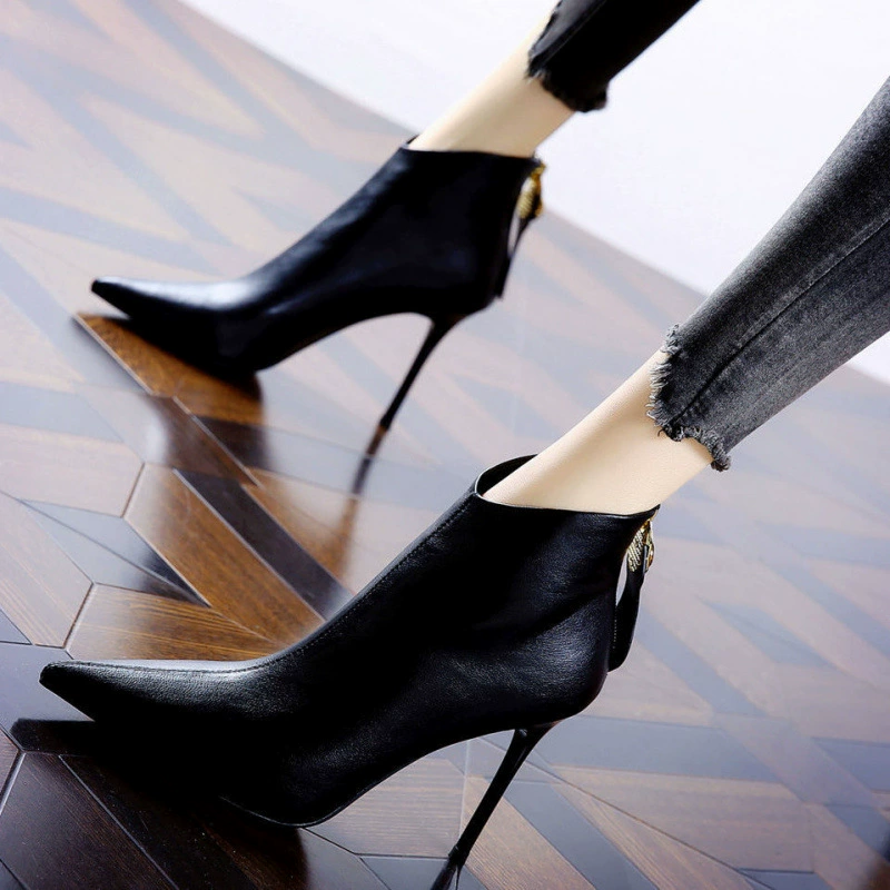 Остроконечные туфли на высоком каблуке водонепроницаемый стол на каблуке короткие сапоги женские 2024 осень и зима новые плюшевые лакированные кожаные сексуальные дикие сапоги Martin