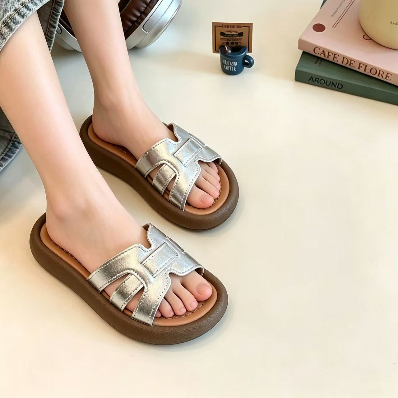 Zapatos casuales de moda infantil versátiles 2026 verano nuevos zapatos de playa para niñas de dedos desnudos zapatillas de suela suave para niños
