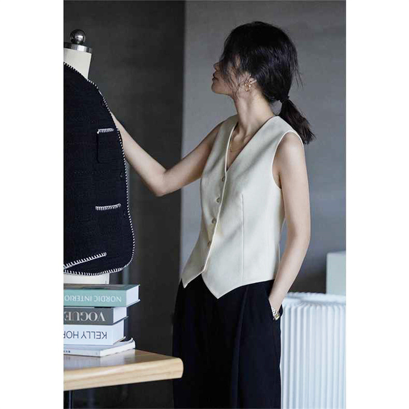 French-Style Retro V-Neck Suit Vest, White Sleeveless Top for Women, Summer Design, Niche Outerwear, Short Sleeveless Jacket French-Style Retro V-Neck Suit Vest, White Sleeveless Top for Women, Summer Design, Niche Outerwear, Short Sleeveless Jacket