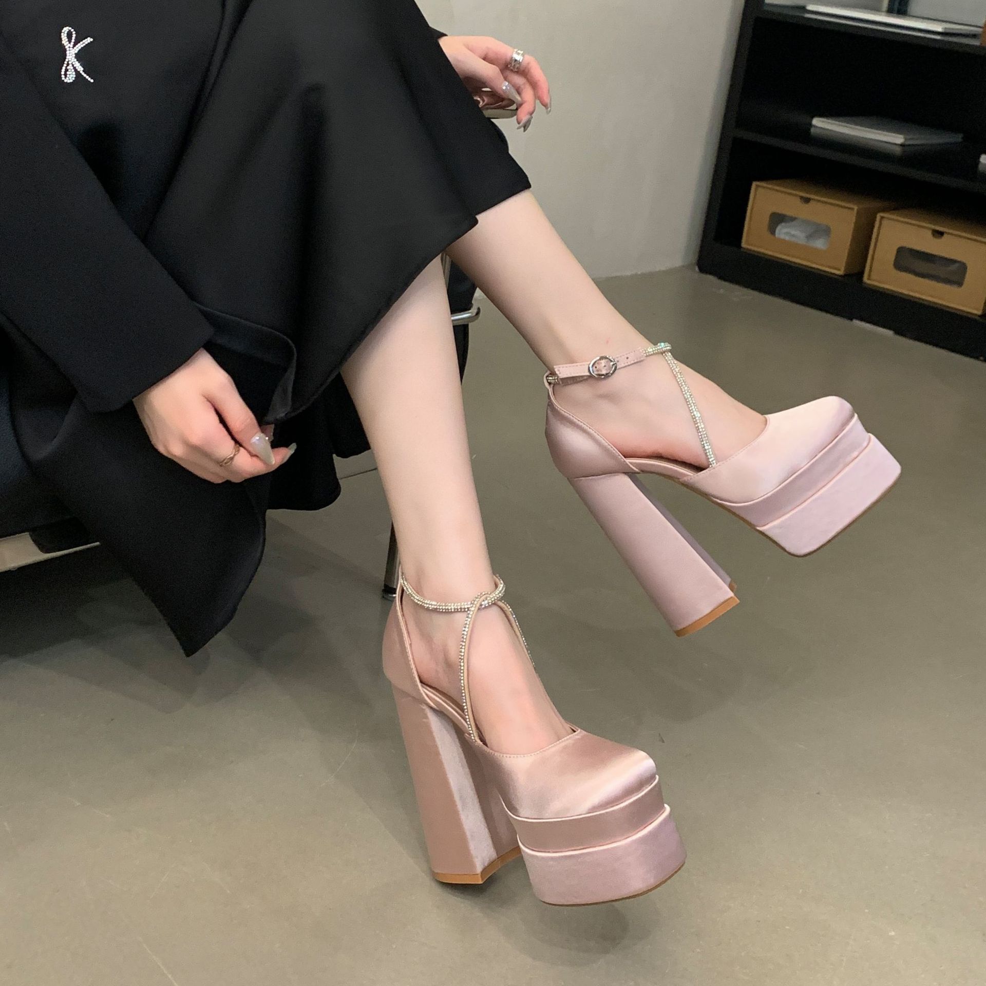 Giày cao gót nữ đế xuồng platform mũi vuông, gót 15 cm, chất liệu satin đính đá — Màu sâm panh chi tiết 15