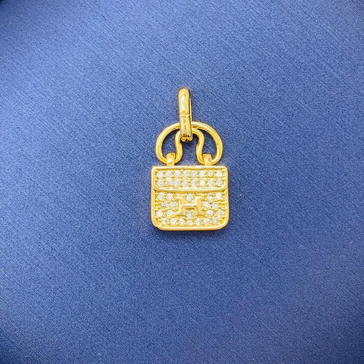 Tiktok Venta caliente colgante al por mayor auto-seleccionado 100 cobre colgante único con fuente de cadena de fábrica al por mayor sin cadena