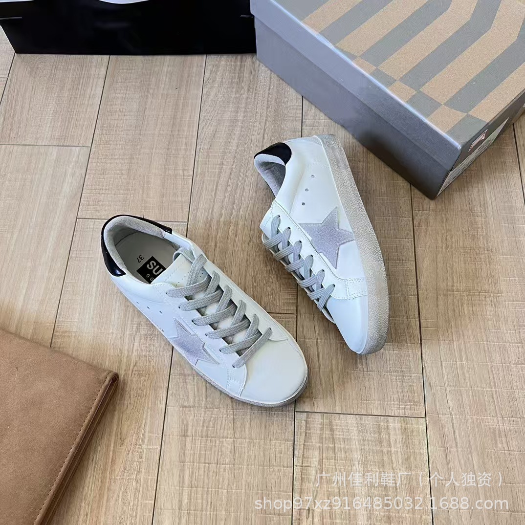 Las estrellas de alta versión hacen viejos pequeños zapatos sucios mujeres 2025 nuevos zapatos blancos planos en el interior para aumentar los zapatos casuales de gran tamaño de la pareja