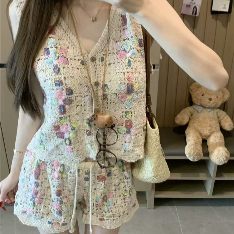 Resort Style Sweet Plaid Hollow-Out V-Neck Sleeveless Top for Women, New Spring Casual Versatile Shorts Two-Piece Set