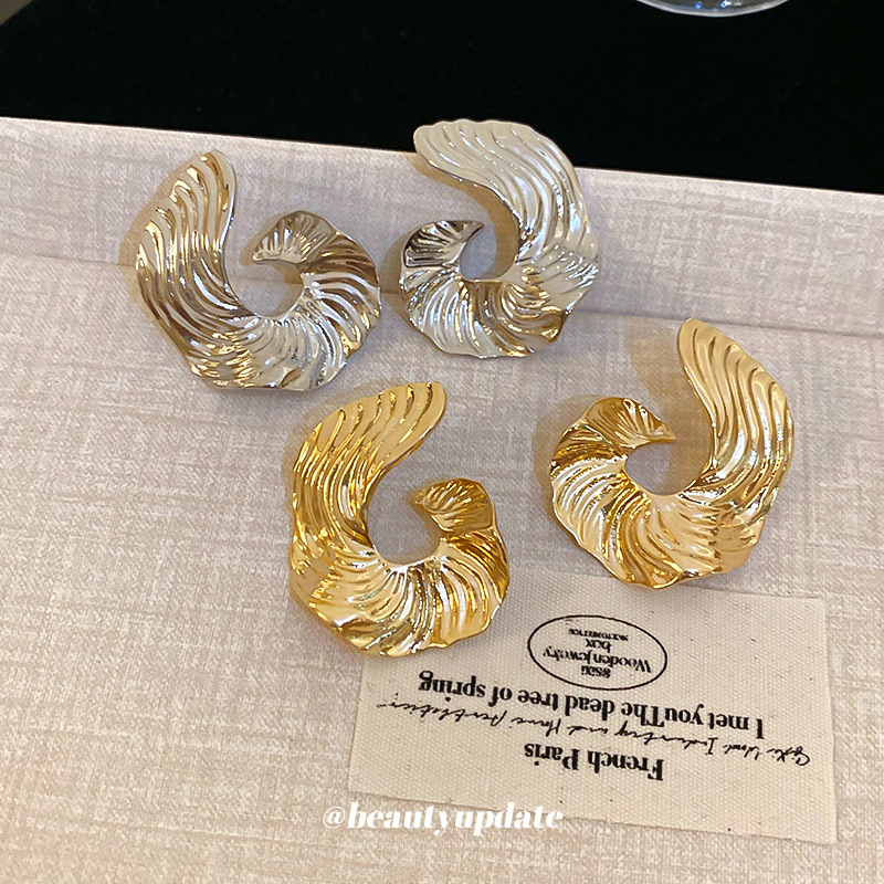 Pendientes de patrón geométrico irregular de aguja de plata Pendientes de temperamento de sentido de diseño único femenino Pendientes de sentido de alta gama europeos y estadounidenses explosivos