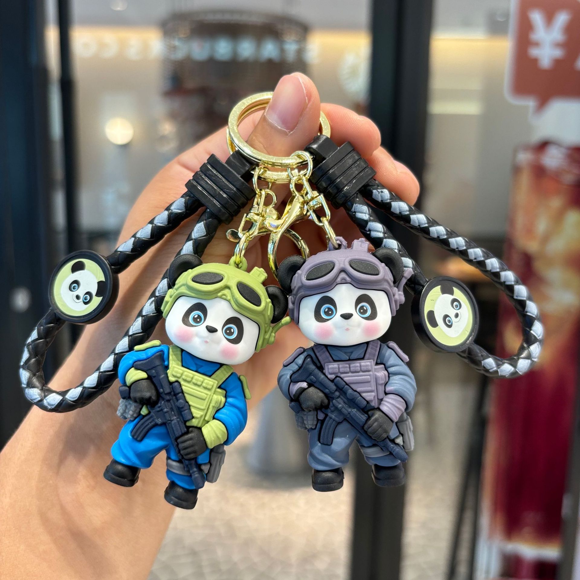 Panda de dibujos animados lindo servicio especial arma de fuego armada panda llavero hombres y mujeres bolsos accesorios llavero de regalo al por mayor