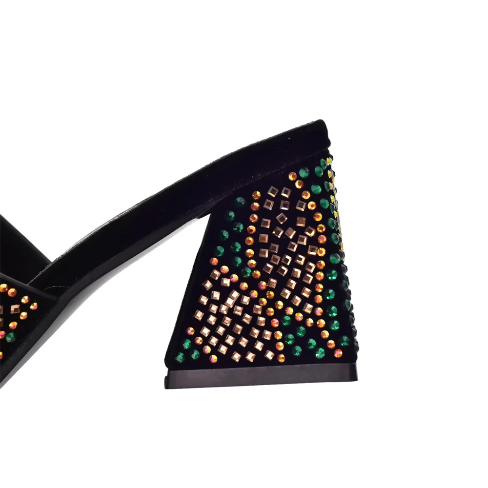 Vintage strasszokkal díszített női magassarkú cipő hozzáillő clutch stílusú vacsorához való öltönnyel_voghion.com