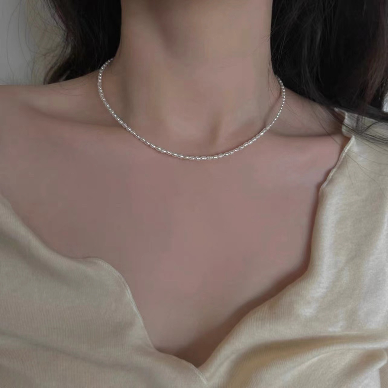 Luxuriöse Perlenkette mit Magnetverschluss für Damen. Hypoallergen, zartes Choker-Design für höchsten Tragekomfort und ein sicheres Gefühl. Europas Top-Trend-Perlenkette 2026._voghion.com