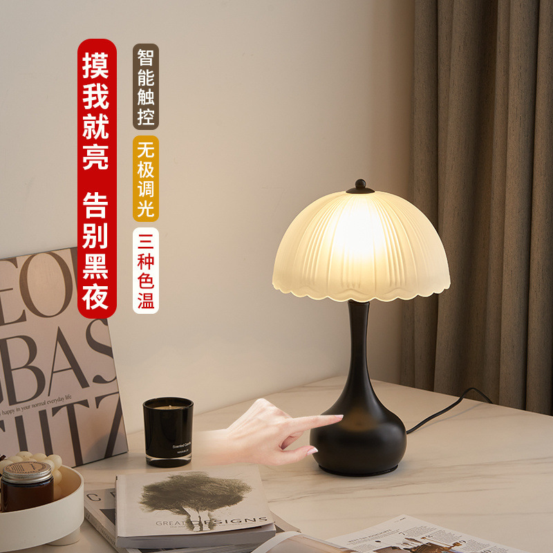 新款卧室台灯床头灯北式客厅现代简约欧式温馨充电小夜灯工厂货源