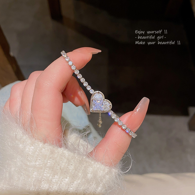 Design bracelet with zircon