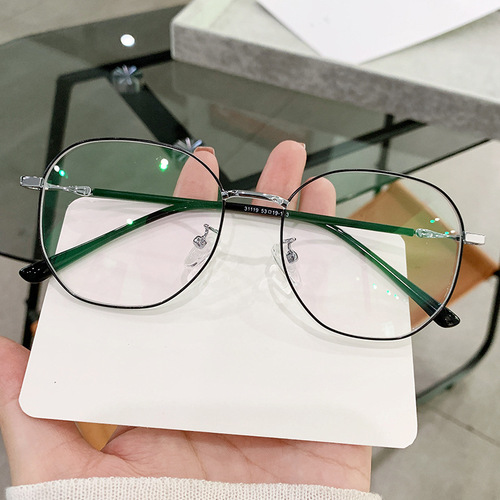 Ultra-lightweight metal vintage eyeglass frames for men and women—stylish, polygonal design with large frames, available in prescription options and featuring blue-light protection for nearsightedness.