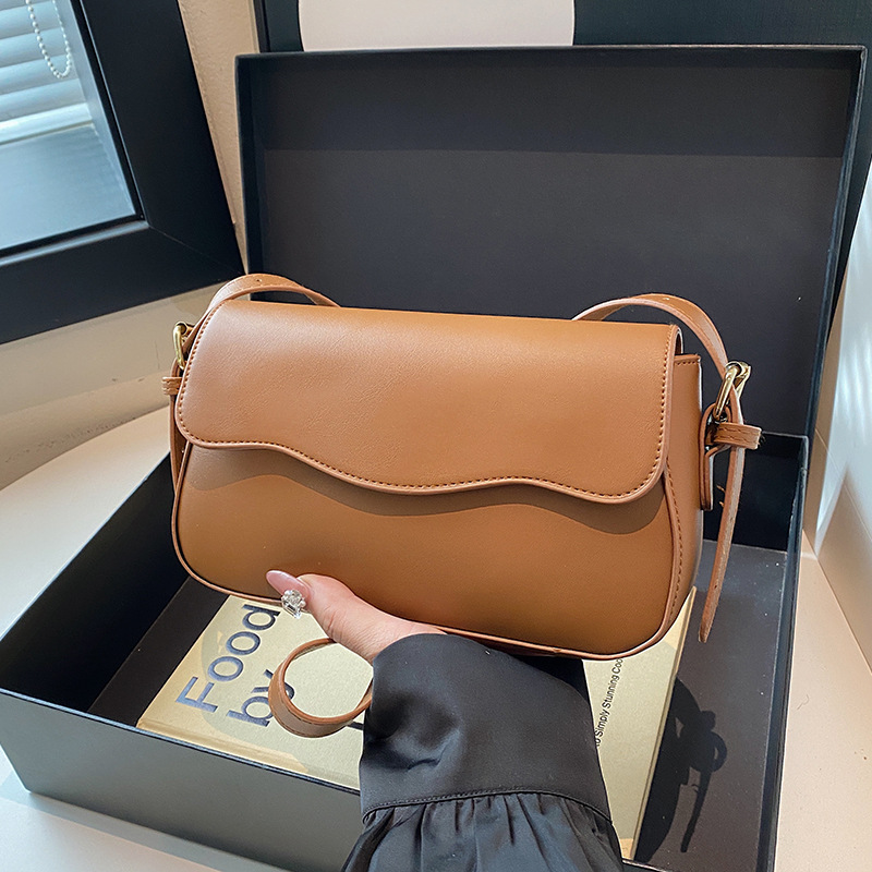 Bolsa de hombro de temperamento para mujeres 2024 otoño nuevo estilo de moda textura mochila de diseño artístico simple bolso de brazo