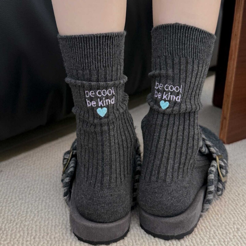 Korean-style new women's socks with color-blocking, vertical stripes, and heart embroidery, mid-calf socks for autumn and winter, double-needle women's long socks, cotton slouch socks