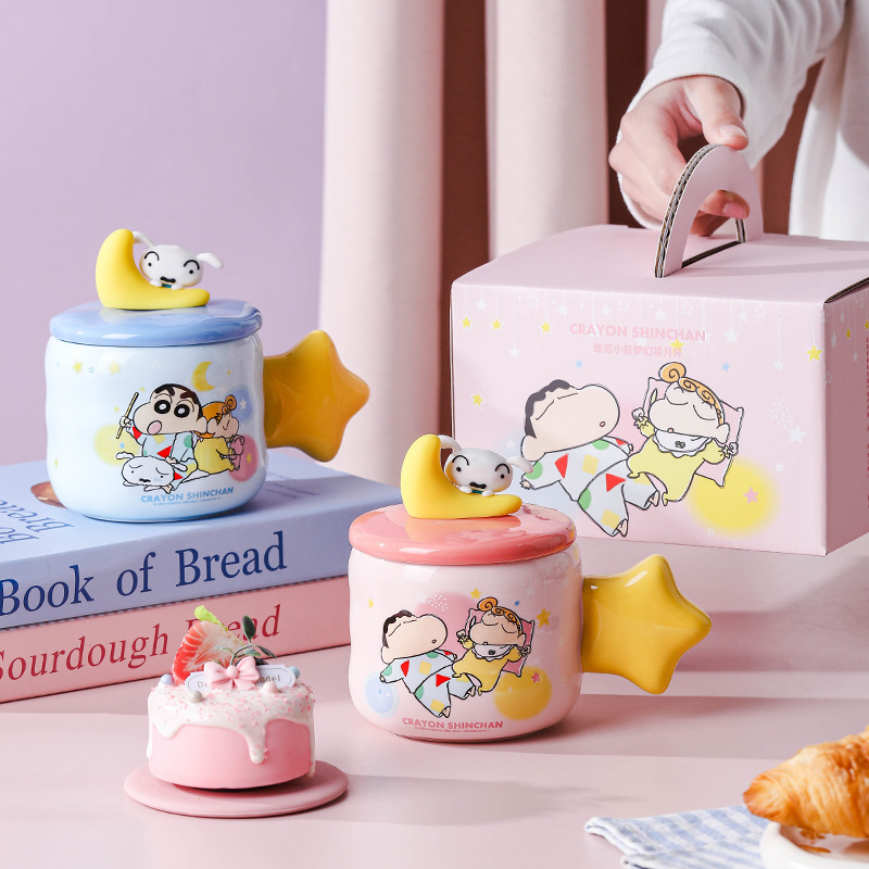 Crayon Shin-chan dream Xingyue taza de cerámica con tapa creativa, personalidad de alto valor, pareja de estudiantes, taza de café